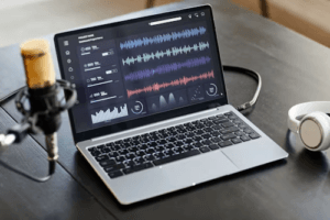 Read more about the article The Best Free AI Tools for Podcast Voices (Tested & Ranked)