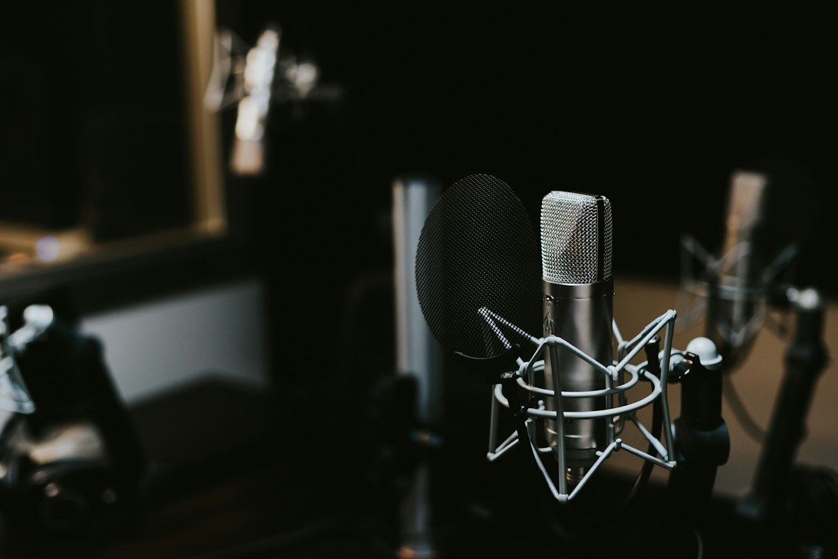 You are currently viewing I Narrate Audiobooks and Commercials with $0 AI Voices — My Free Voice-Over Workflow That Pays